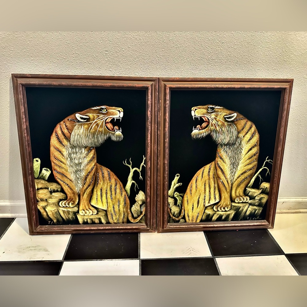 2 oil paintings on velvet, sponge real wood frame. In great condition. Not bird.